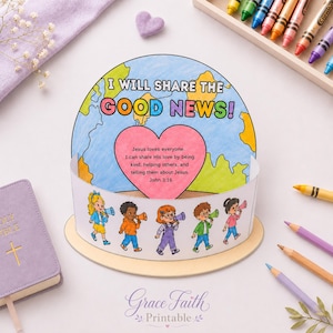 Puede incluir: Una manualidad de papel circular con un fondo de mapa colorido, el texto I WILL SHARE THE GOOD NEWS! y un corazón rosa con el mensaje Jesus loves everyone. I can share His love by being kind, helping others, and telling them about Jesus, John 3:16. La base muestra a cinco niños sosteniendo megáfonos.