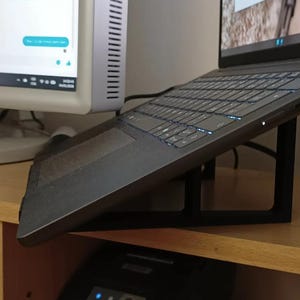 Laptopstandaard STL-bestand | Verticale notebookhouder V1 en V2 | Ruimtebesparend bureau | Commerciële licentie