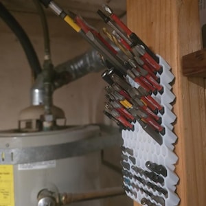 Honeycomb Schraubenzieher-Bit-Ständer STL | Abgewinkelte Wandhalterung für Werkzeug (Kommerzielle Lizenz)