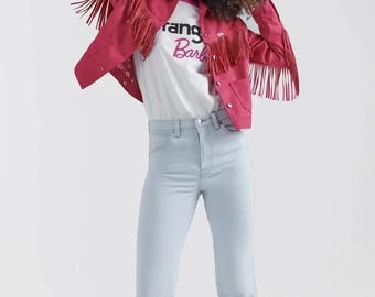 Chaqueta de cuero con flecos Wrangler x Barbie para mujer, vaquera western rosa