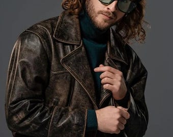 Chaqueta de cuero marrón desgastada para hombre, estilo motero, prenda exterior de cuero resistente de estilo motociclista vintage.