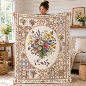 Colcha personalizada com estampa de flores silvestres, decoração floral patchwork estilo cottagecore com nome personalizado.