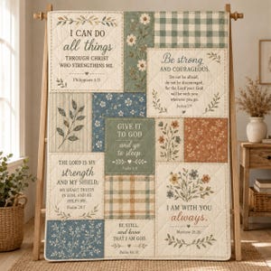 Puede incluir: Una manta acolchada con un diseño de patchwork que incluye varios patrones florales, cuadros y versículos bíblicos impresos como I Can Do All Things, Be Strong and Courageous, Give It to God y The Lord Is My Strength and My Shield.