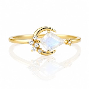 Könnte beinhalten: Ein goldener Ring mit einem zentralen, drachenförmigen Mondstein, einem Halbmond-Akzent, der mit fünf kleinen runden, klaren Steinen besetzt ist, und einem einzelnen kleinen sternförmigen Stein auf der gegenüberliegenden Seite.