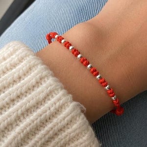 Rotes Kordelarmband: Verstellbares minimalistisches Armband aus 925er Sterlingsilberperlen