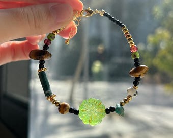 Bracelet de perles de montagne : bijoux à breloques vert pictural