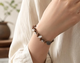 Bracelet tressé en bois d'agar : copeaux de quartz transparent et perles de bois - Bijoux bohèmes bohèmes