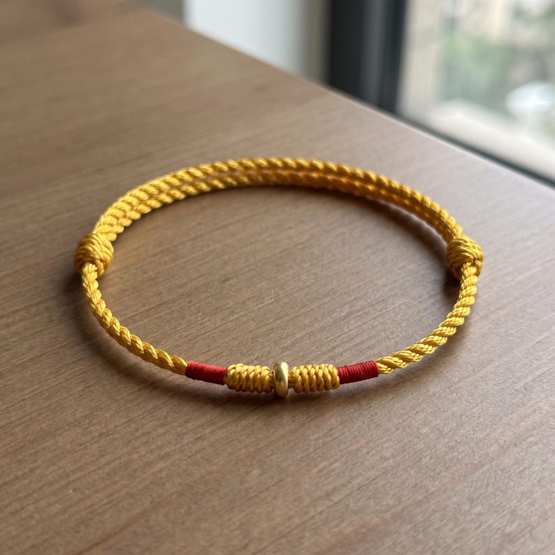 Pulsera ajustable de cordón trenzado con detalles en oro puro de 24 quilates. Amarillo
