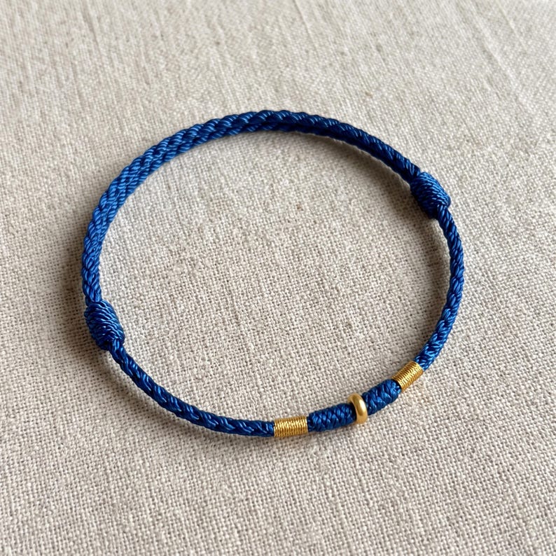 Pulsera ajustable de cordón trenzado con detalles en oro puro de 24 quilates. Azul