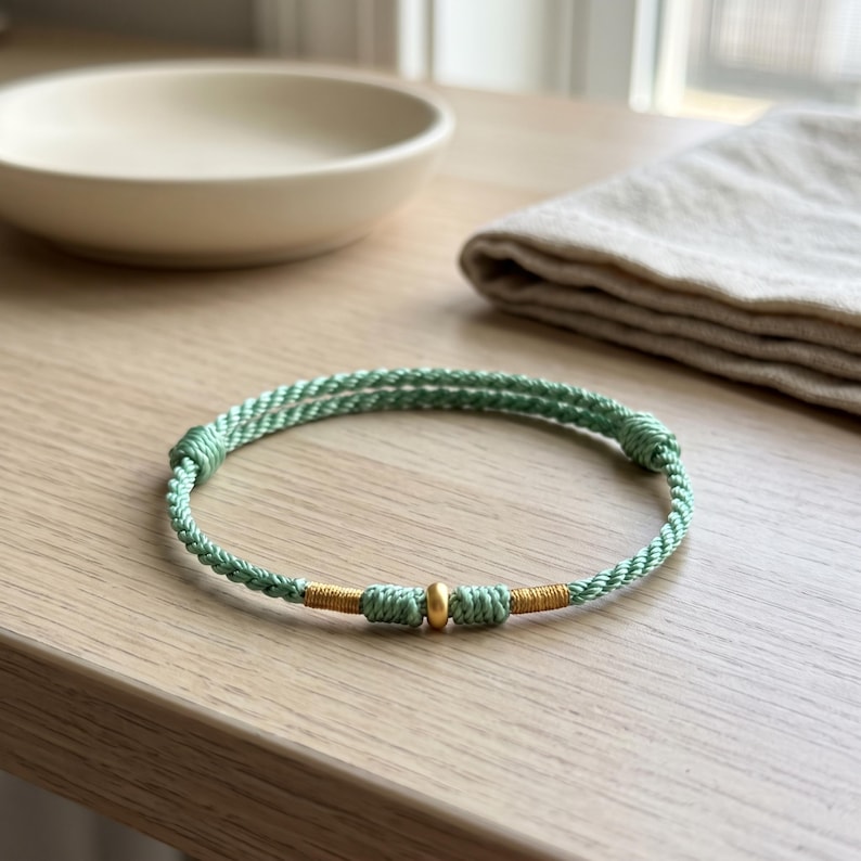 Pulsera ajustable de cordón trenzado con detalles en oro puro de 24 quilates. Verde