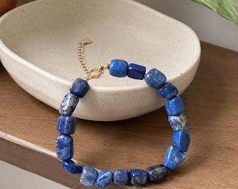 Bracelet en lapis lazuli fait main : bijoux en pierre naturelle bleue roulée avec chaîne réglable