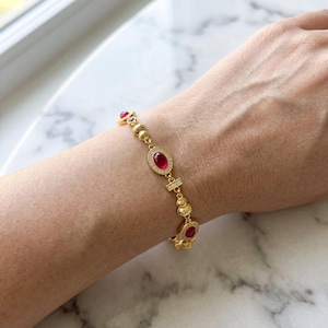 Pulseira dourada com pedra vermelha - Joia elegante em formato de coração com inspiração vintage