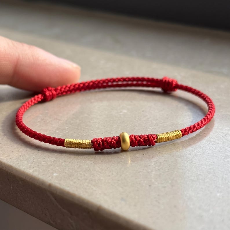 Pulsera ajustable de cordón trenzado con detalles en oro puro de 24 quilates. imagen 14