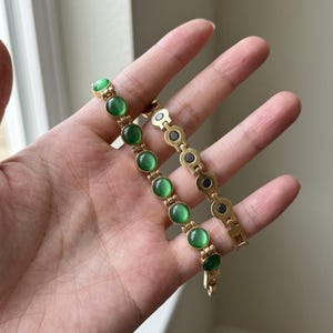 Grönt cabochonarmband: Guldfärgad legeringskedja, 19,5 cm