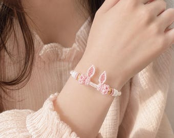 Bracelet lapin tressé fait main : bijoux en cordon de macramé rose