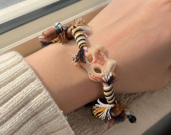 Pulsera Kitsune hecha a mano: cordón trenzado de estilo tibetano con máscara de zorro.