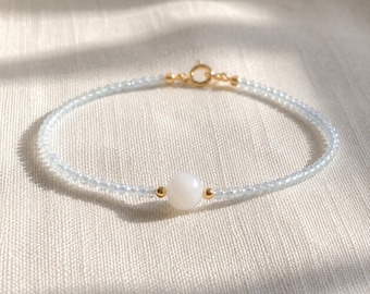 Bracelet pierres de lune aigue-marine : fines perles de cristal bleu pâle de 2 mm