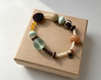 Bracelet vintage en perles : breloque bouton corne verte douce