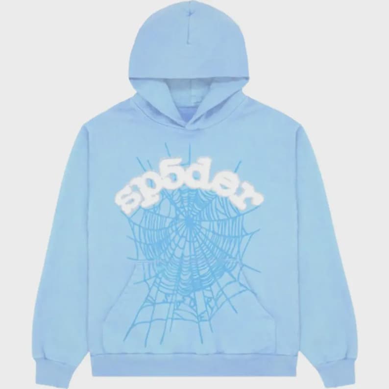 Op de afbeelding: Lichtblauwe hoodie met een voorzak en een capuchon. De voorkant toont het woord "sp5der" in wit, boven een gedetailleerd blauw spinnenwebontwerp. De hoodie is gemaakt van zacht materiaal.