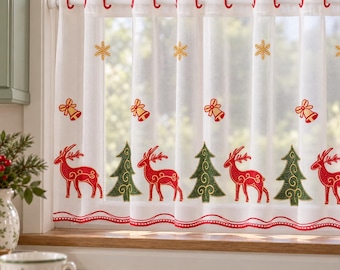 Puede incluir: Una cortina de café blanca y transparente con renos rojos, árboles de Navidad verdes, copos de nieve dorados y campanas rojas bordadas. Los bordes superior e inferior tienen un ribete festoneado rojo y cuelga de una barra blanca.