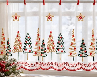 Puede incluir: Una cortina de café blanca y transparente con árboles de Navidad bordados en verde y dorado con detalles en rojo. Los bordes superior e inferior tienen un ribete festoneado rojo. Anillos rojos cuelgan la cortina de una barra, con estrellas doradas.