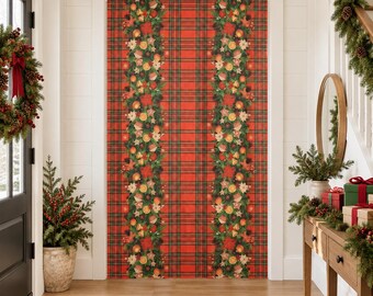 Peut inclure: Un rideau rectangulaire arborant un motif écossais rouge vif avec deux bordures verticales composées de feuillage festif, de tranches d'orange séchées et d'ornements en forme d'étoile. Le tissu est suspendu à une tringle sombre.