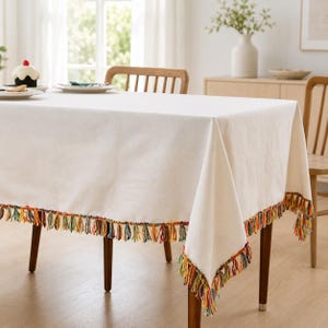 Mantel minimalista japonés de algodón con borlas coloridas y ribete de flecos estilo bohemio.