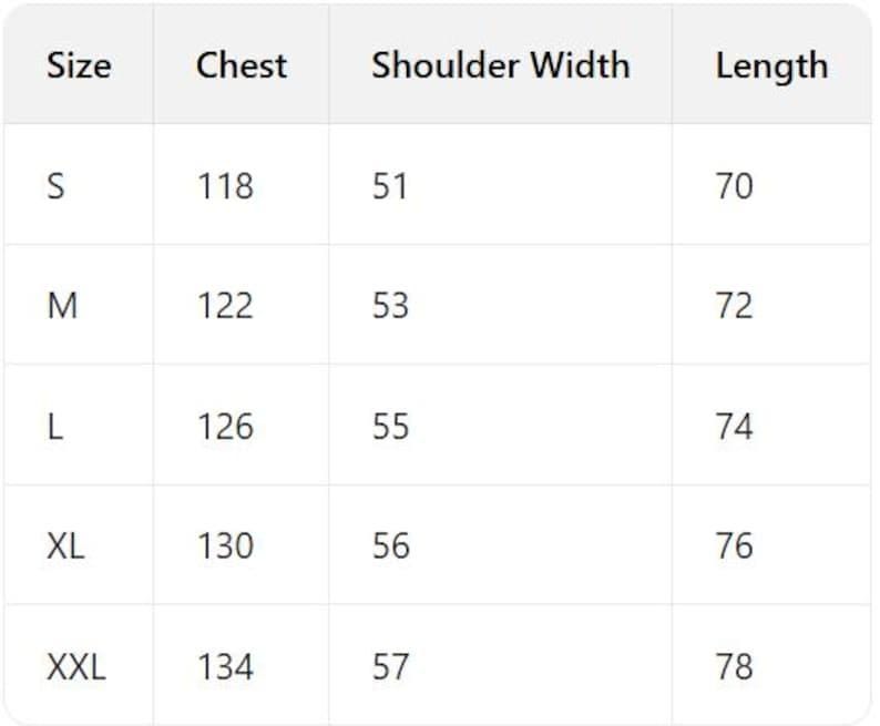 Op de afbeelding: Een witte tabel toont een maattabel voor kleding. De maten vari&euml;ren van S tot XXL, met borstmaten van 118 tot 134 cm, schouderbreedtes van 51 tot 57 cm en lengtes van 70 tot 78 cm.
