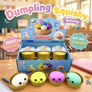 Può includere: Una scatola espositiva di squishy a forma di ravioli colorati. La scatola presenta il testo "Dumpling Squishy" e "BUN Squishy". Sono visibili singoli squishy gialli, rosa e verdi, ciascuno in un piccolo contenitore rotondo. È presente anche il testo "100% Relax".