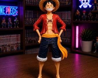 Puede incluir: Una figura de personaje de anime Monkey D. Luffy con sombrero de paja, camisa roja desabotonada, pantalones cortos azul oscuro con dobladillo blanco deshilachado y faja amarilla. La figura tiene una amplia sonrisa, una cicatriz en X y sandalias.