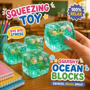 Peut inclure: Des jouets à presser transparents en forme de cube avec des décorations sur le thème de l'océan. Les jouets contiennent de petites fleurs, des tortues et des coquillages. Le texte comprend "SQUEEZING TOY", "BYE BYE STRESS", "100% RELAX", et "SQUISHY OCEAN BLOCKS".