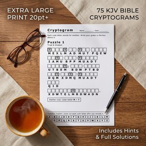 以下が含まれることがあります： 20ポイント以上の特大フォントで印刷された75のKJV聖書暗号パズルが記載された白い紙。パズルページには、ヒント、アルファベットトラッカー、名前と日付を記入する欄があります。近くには眼鏡と黒いペンが置かれています。
