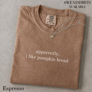 Blijkbaar hou ik van pompoenbrood T-shirt, Comfort Colors®, grappig pompoenkruiden T-shirt, cadeau voor liefhebbers van gebak in de herfst, trendy herfstshirt