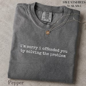 „Tut mir leid, dass ich dich mit meiner Problemlösung beleidigt habe“-Shirt, sarkastischer Spruch, lustiges Geschenk-T-Shirt in Wohlfühlfarben
