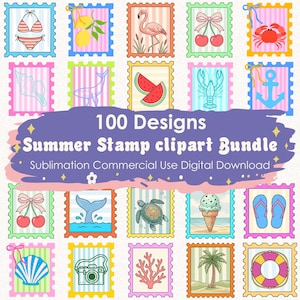 Puede incluir: Una colección de diseños de imágenes prediseñadas de sellos con temática de verano. Los sellos presentan ilustraciones de un bikini, limones, un flamenco, cerezas, un cangrejo, una concha, sandía, una langosta, un ancla y más. El texto dice "100 Designs Summer Stamp clipart Bundle".