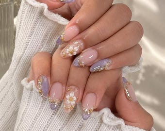 Uñas postizas: Almendra nupcial, pan de oro, diseño elegante vintage.