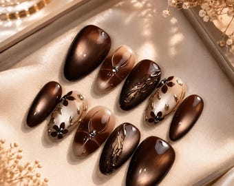 Unhas postiças: conjunto de gel reutilizável com estampa floral em espiral marrom estilo Y2K, bolinhas e strass.