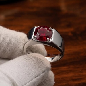 Herrring med rund rubin i labbodling, solitärring i 925 silver, förlovningsring i rubin, ring till make, bröllops- och årsdagsring