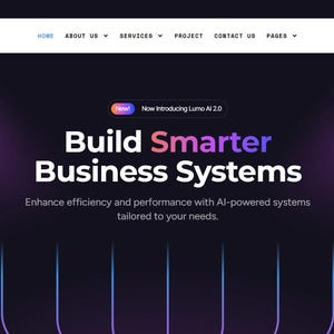 Może przedstawiać: Projekt strony internetowej z logo "lumo" i paskiem nawigacyjnym. Strona promuje "Build Smarter Business Systems" z wykorzystaniem AI. Schemat kolorów to fioletowy i niebieski, z elementami graficznymi i tekstem "HALO" i "HELLO!"