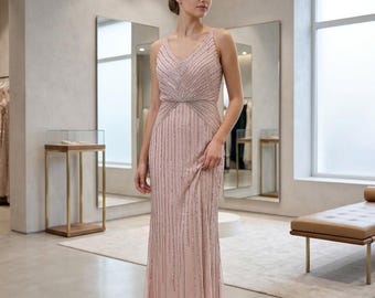 Chiffon maxi evening dress, embellished with sequins, lined, with a zipper closure.