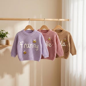 Anpassade babytröjor, handstickade babytröjor, broderade småbarnströjor, babyhouse och barntillbehör