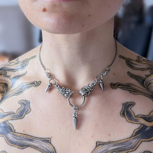 Collier Choker Acier Inoxydable Chainmaille avec Anneau Central et Pointes Spikes Style Gothique Punk