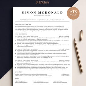 Könnte beinhalten: Eine professionelle Lebenslaufvorlage für Simon McDonald mit Abschnitten für berufliche Übersicht, Berufserfahrung, Ausbildung und Fähigkeiten. Das Dokument enthält ein OrdoSplash-Logo, ein rundes ATS Friendly-Abzeichen und einen Stift.