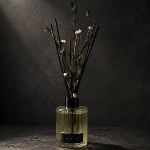 Difusor de varillas de lujo | Flores secas | Hecho a mano en Portugal | Cristal estriado verde | 150 ml | Decoración de lujo silenciosa para el hogar | Elige tu aroma