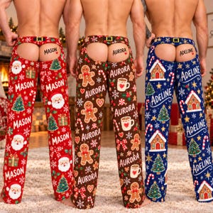 Puede incluir: Tres pares de pantalones de pijama con la parte trasera abierta y motivos navideños. El par rojo muestra a Santa Claus, el marrón hombres de jengibre y el azul casitas de jengibre. Cada par está personalizado con nombres impresos.