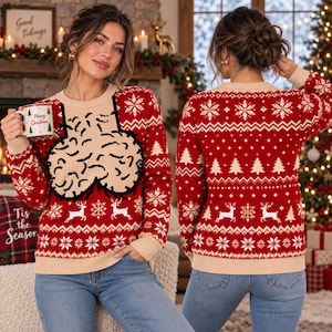 Peut inclure: Un pull en tricot à manches longues rouge et beige avec un motif répétitif de flocons de neige, de sapins de Noël et de rennes blancs. Le devant présente un grand graphique stylisé de forme phallique en beige avec des contours noirs. Le pull a un col rond et des poignets côtelés.