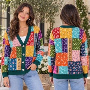 Könnte beinhalten: Eine langärmelige Strickjacke mit einem mehrfarbigen Patchwork-Blumenmuster in Gelb-, Orange-, Blau-, Grün- und Violetttönen. Das Kleidungsstück hat einen einfarbigen dunkelgrünen V-Ausschnitt, passende Bündchen, einen Saum und vier weiße Knöpfe.