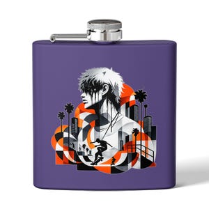 Pode incluir: Frasco roxo de aço inoxidável com tampa prateada. O frasco apresenta um gráfico de uma pessoa com cabelo branco e detalhes pretos, em um cenário de palmeiras, edifícios e um skatista.