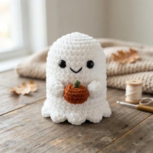 Uroczy szydełkowy duch trzymający dynię, wzór w formacie PDF, upiorny wzór na pluszową maskotkę amigurumi na Halloween, jesienna dekoracja stołu