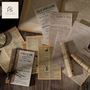 Può includere: Una collezione di carta effimera in stile vintage che include pagine di dizionario, pubblicità per Geo. W. Stokes & Son e D. L. Turner & Sons, e rotoli di carta. Il set presenta carta invecchiata color bianco sporco con tipografia nera.